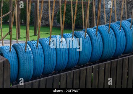 parco giochi per bambini realizzato con pneumatici per auto, riciclaggio pneumatici 2 Foto Stock