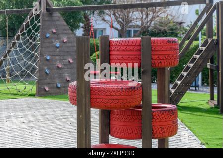 parco giochi per bambini realizzato con pneumatici per auto, riciclaggio pneumatici 1 Foto Stock