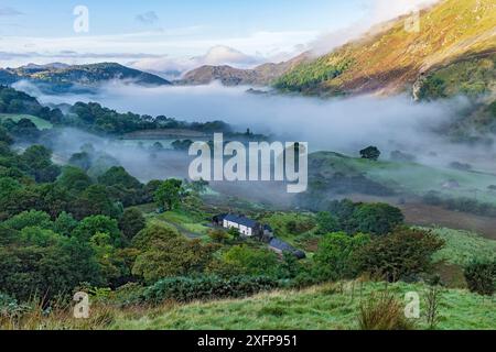 Nebbia di prima mattina nella valle di Gwynant guardando a sud-ovest su Llynn Gwynant, Snowdonia National Park, Galles del Nord, Regno Unito, settembre 2017 Foto Stock