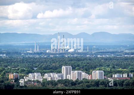 Vista dal Turmberg su Karlsruhe, sullo sfondo la raffineria di petrolio minerale dell'alto Reno, in primo piano nel quartiere Rintheimer Feld Foto Stock