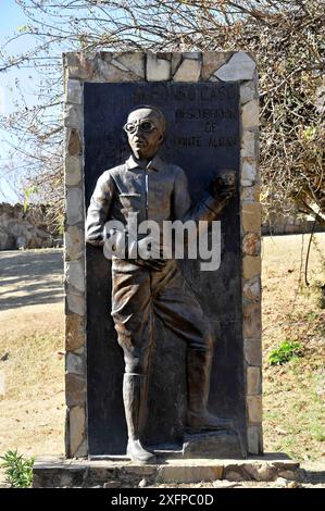 Sito Patrimonio dell'Umanità dell'UNESCO Monte Alban, Oaxaca, Messico, America centrale, statua in pietra di un uomo all'aria aperta, progettata e progettata artisticamente Foto Stock