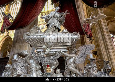 Castello di Praga, cattedrale gotica metropolitana dei Santi Vito, Venceslao e Adalberto, tomba barocca in argento di San Giovanni Nepomuk, Praga, Repubblica Ceca Foto Stock