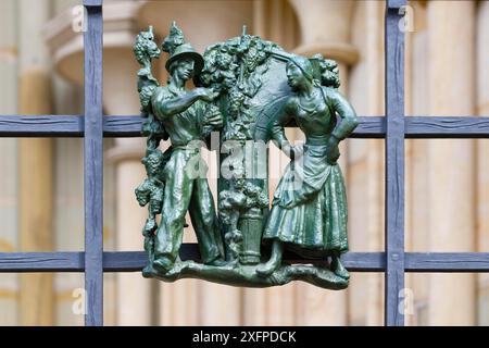 Castello di Praga, cattedrale metropolitana gotica dei Santi Vito, Venceslao e Adalberto, figura decorativa della scena quotidiana su una recinzione, Praga, ceco Foto Stock