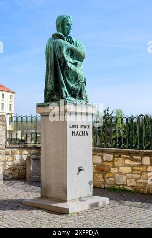 Statua del poeta romantico del XIX secolo Karel Hynek Macha, Litomerice, Boemia, Repubblica Ceca Foto Stock