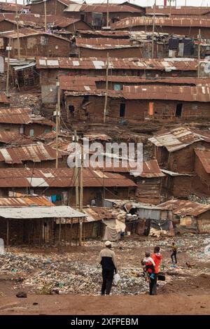 Kibera, una delle più grandi baraccopoli dell'Africa, vicino a Nairobi, Kenya, luglio 2017. Foto Stock