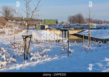 Chiudete a Lake Senftenberg, Lusatian Lake District, watergate Senftenberger Lake in inverno, Lusatian Lake District Foto Stock