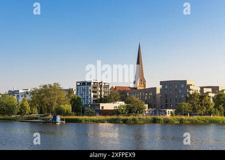 Vista sul Warnow fino alla città anseatica di Rostock Foto Stock