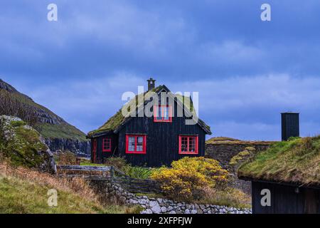 Casa tradizionale nel villaggio di Kirkjubour sulle Isole Faroe Foto Stock