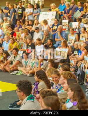 Haifa, Israele - 4 luglio 2024: Scout e altre persone partecipano a un'assemblea di sostegno alle famiglie degli ostaggi, Haifa, Israele Foto Stock