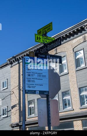 Indicazioni per la fermata dell'autobus su Chem. Du Fleuve a Levis, Quebec, Canada Foto Stock