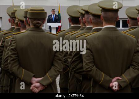 Vilnius, Lituania. 4 luglio 2024. Il ministro della difesa lituano Laurynas Kasciunas, parla durante la cerimonia. Una solenne cerimonia di ranghi di tenente che conferì i diplomati dell'Accademia militare lituana si tenne a Vilnius, nella piazza di fronte al Palazzo Presidenziale. Le fila di 76 laureati furono conferite personalmente dal presidente della Lituania, Gitanas Nauseda. Alla cerimonia hanno preso parte anche il ministro della difesa Laurynas Kasciunas e il comandante dell'esercito lituano Valdemaras Rupsis. Credito: SOPA Images Limited/Alamy Live News Foto Stock