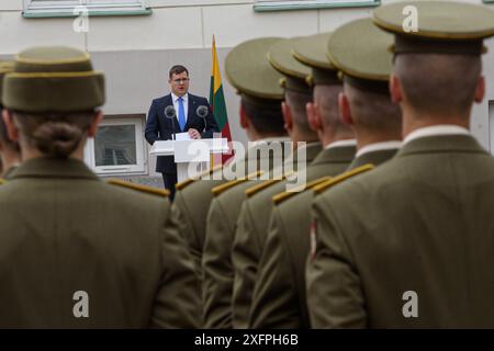 Vilnius, Lituania. 4 luglio 2024. Il ministro della difesa lituano Laurynas Kasciunas, parla durante la cerimonia. Una solenne cerimonia di ranghi di tenente che conferì i diplomati dell'Accademia militare lituana si tenne a Vilnius, nella piazza di fronte al Palazzo Presidenziale. Le fila di 76 laureati furono conferite personalmente dal presidente della Lituania, Gitanas Nauseda. Alla cerimonia hanno preso parte anche il ministro della difesa Laurynas Kasciunas e il comandante dell'esercito lituano Valdemaras Rupsis. Credito: SOPA Images Limited/Alamy Live News Foto Stock