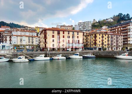 Bella città vecchia Ondarroa in Paesi Baschi, Spagna. Fotografia di alta qualità Foto Stock