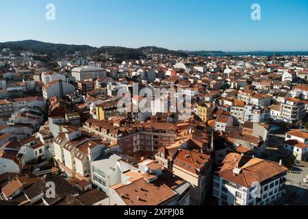 Vista aerea del paesaggio urbano di Pontevedra con moderni edifici di appartamenti e baia di mare, Galizia, Spagna. Foto di alta qualità Foto Stock