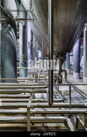 Grandi vasche industriali in acciaio inox per la fermentazione in una moderna birreria. Foto Stock