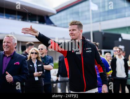 NORTHAMPTONSHIRE, REGNO UNITO. 4 luglio, 24. Nico Hulkenberg (Germania) del MoneyGram Haas F1 Team (c) ha vinto il Darts Challenge giovedì durante il Qatar Airways British Grand Prix 2024 sul circuito di Silverstone giovedì 4 luglio 2024 nel NORTHAMPTONSHIRE, INGHILTERRA. Crediti: Taka G Wu/Alamy Live News Foto Stock