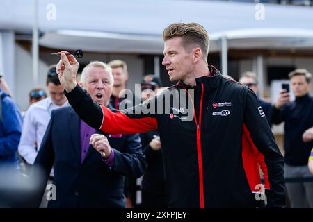 NORTHAMPTONSHIRE, REGNO UNITO. 4 luglio, 24. Nico Hulkenberg (Germania) del MoneyGram Haas F1 Team ha vinto il Darts Challenge giovedì durante il Qatar Airways British Grand Prix 2024 sul circuito di Silverstone il 4 luglio 2024 nel NORTHAMPTONSHIRE, INGHILTERRA. Crediti: Taka G Wu/Alamy Live News Foto Stock