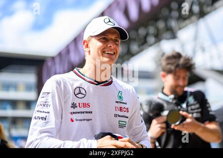 NORTHAMPTONSHIRE, REGNO UNITO. 4 luglio, 24. Mick Schumacher del team Mercedes-AMG PETRONAS F1 si gode la passeggiata di Formula 1 Pit Lane giovedì durante il Gran Premio d'Inghilterra Qatar Airways 2024 sul circuito di Silverstone giovedì 4 luglio 2024 nel NORTHAMPTONSHIRE, INGHILTERRA. Crediti: Taka G Wu/Alamy Live News Foto Stock