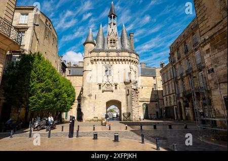 La porta o porta porte Cailhau è una splendida architettura gotica del XV secolo. È sia un cancello difensivo che un arco di trionfo. Bordeaux Foto Stock