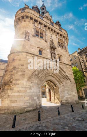 La porta o porta porte Cailhau è una splendida architettura gotica del XV secolo. È sia un cancello difensivo che un arco di trionfo. Bordeaux Foto Stock