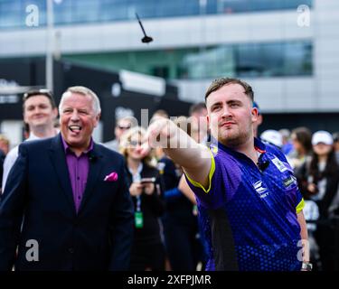 NORTHAMPTONSHIRE, REGNO UNITO. 4 luglio, 24. Luke Littler (giocatore di freccette professionista inglese) ha vinto il Darts Challenge giovedì durante il Qatar Airways British Grand Prix 2024 a Silverstone Circuit giovedì 4 luglio 2024 nel NORTHAMPTONSHIRE, INGHILTERRA. Crediti: Taka G Wu/Alamy Live News Foto Stock