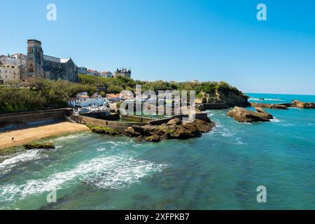 Paesaggio panoramico della spiaggia e della costa di Biarritz, famosa destinazione turistica in Francia. Fotografia di alta qualità Foto Stock