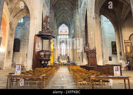 Bordeaux, Francia, 18 aprile 2023: Interno della basilica gotica di San Michele, basilica di San Michele, XIV, XVI secolo, dedicata all'Arcangelo Michel Foto Stock