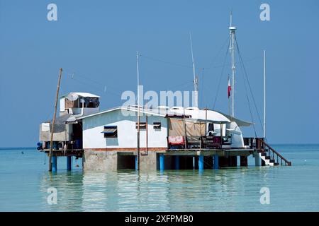 Stazione Ranger situata nell'atollo Nord, Parco naturale Tubbataha, Mare di Sulu, Cagayancillo, Palawan, Filippine Foto Stock