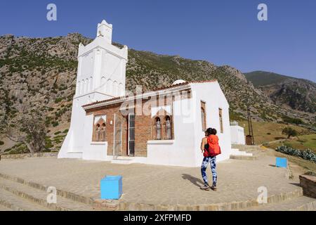 Donna con zaino davanti alla moschea spagnola, Jemaa Bouzafar, costruita dagli spagnoli in stile andaluso, Chauen, marocco Foto Stock