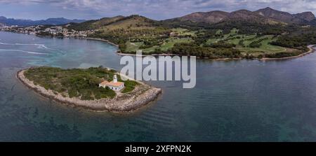 Spiaggia e isola di Alcanada, Club de Golf Alcanada, Alcudia, Maiorca, Isole Baleari, Spagna Foto Stock