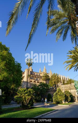Monumento a Ramon Llull con la cattedrale sullo sfondo, opera di Horacio de Eguia, Paseo Sagrera, Palma, Maiorca, Isole Baleari, Spagna Foto Stock