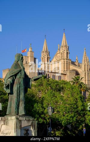 Monumento a Ramon Llull con la cattedrale sullo sfondo, opera di Horacio de Eguia, Paseo Sagrera, Palma, Maiorca, Isole Baleari, Spagna Foto Stock