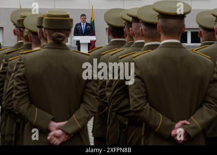 Il ministro della difesa lituano Laurynas Kasciunas, parla durante la cerimonia. Una solenne cerimonia di ranghi di tenente che conferì i diplomati dell'Accademia militare lituana si tenne a Vilnius, nella piazza di fronte al Palazzo Presidenziale. Le fila di 76 laureati furono conferite personalmente dal presidente della Lituania, Gitanas Nauseda. Alla cerimonia hanno preso parte anche il ministro della difesa Laurynas Kasciunas e il comandante dell'esercito lituano Valdemaras Rupsis. (Foto di Yauhen Yerchak / SOPA Images/Sipa USA) Foto Stock