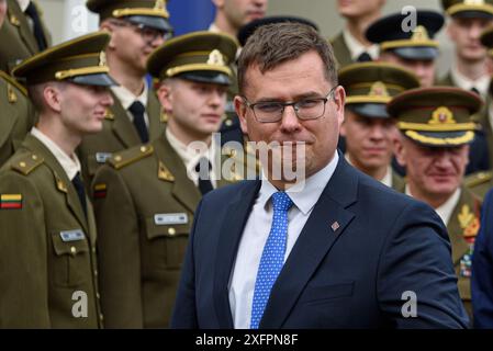 Il ministro della difesa lituano Laurynas Kasciunas, visto alla cerimonia. Una solenne cerimonia di ranghi di tenente che conferì i diplomati dell'Accademia militare lituana si tenne a Vilnius, nella piazza di fronte al Palazzo Presidenziale. Le fila di 76 laureati furono conferite personalmente dal presidente della Lituania, Gitanas Nauseda. Alla cerimonia hanno preso parte anche il ministro della difesa Laurynas Kasciunas e il comandante dell'esercito lituano Valdemaras Rupsis. (Foto di Yauhen Yerchak / SOPA Images/Sipa USA) Foto Stock