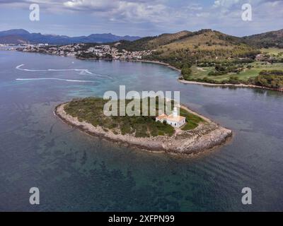 Spiaggia e isola di Alcanada, Club de Golf Alcanada, Alcudia, Maiorca, Isole Baleari, Spagna Foto Stock