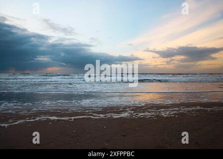 Mare di Wadden con bassa marea, mare del nord, spiaggia paesaggio, costa sull'isola di Romo in Danimarca al tramonto, vacanza e stile di vita Foto Stock