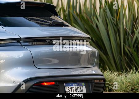 Porsche Taycan 4S Cross Turismo dettaglio posteriore in primo piano, dettaglio esterno di un'auto elettrica di lusso - Immagine ad alta risoluzione Foto Stock