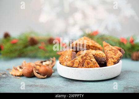 Triangoli a nocciola, dolci tradizionali tedeschi chiamati Nussecke, ricoperti di cioccolato, torta di natale Foto Stock