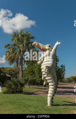 Statua del coccodrillo di acqua salata (Crocodylus porosus), fiume Adelaide, Darwin, territori del Nord, Australia Foto Stock