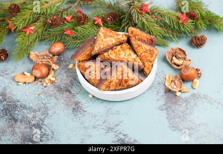 Triangoli a nocciola, dolci tradizionali tedeschi chiamati Nussecke, ricoperti di cioccolato, torta di natale Foto Stock