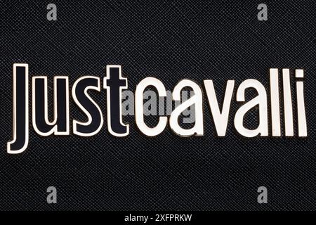 Leszno, Polonia 22 agosto 2023: Just cavalli Fashion Brand Black and Gold Logo Foto Stock