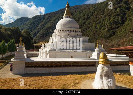 Chorten Kora a Trashiyangtse, Bhutan orientale. Chorten Kora è un importante stupa vicino al fiume Kulong Chu a Trashiyangtse Foto Stock