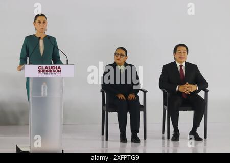 Città del Messico, Messico. 4 luglio 2024. Claudia Sheinbaum Pardo, presidente eletto del Messico (L), presenta Rosa Icela Rodríguez (C) come segretaria del governo e Mario Delgado (R) come segretario dell'istruzione, come membri del prossimo governo di Claudia Sheinbaum Pardo. Il 4 luglio 2024 a città del Messico, Messico. (Foto di Carlos Santiago/ Eyepix Group/Sipa USA) credito: SIPA USA/Alamy Live News Foto Stock