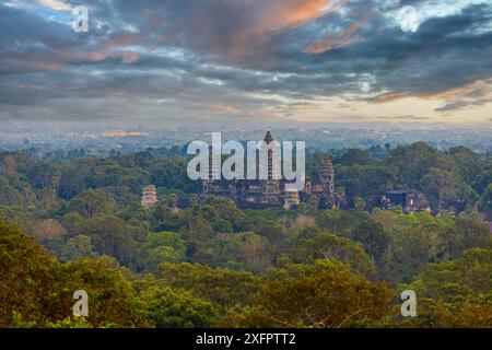 Splendido tramonto con cielo colorato alla città del Tempio di Angkor Wat, un sito patrimonio dell'umanità, un complesso di templi a Siem Reap, in Cambogia, il più grande religioso Foto Stock