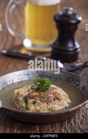 Zuppa austriaca in una pentola di rame Foto Stock