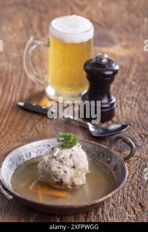 Zuppa austriaca in una pentola di rame Foto Stock