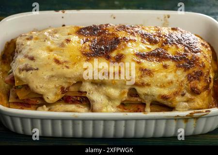 Lasagne italiane in casseruola bianca Foto Stock