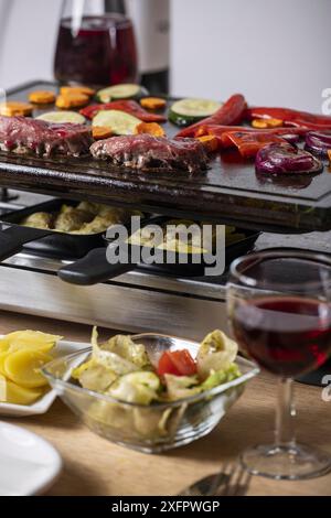 Raclette svizzera con carne e verdure Foto Stock