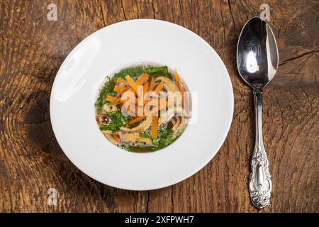 Zuppa austriaca di pancake su legno Foto Stock