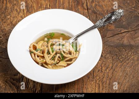 Zuppa austriaca di pancake su legno Foto Stock